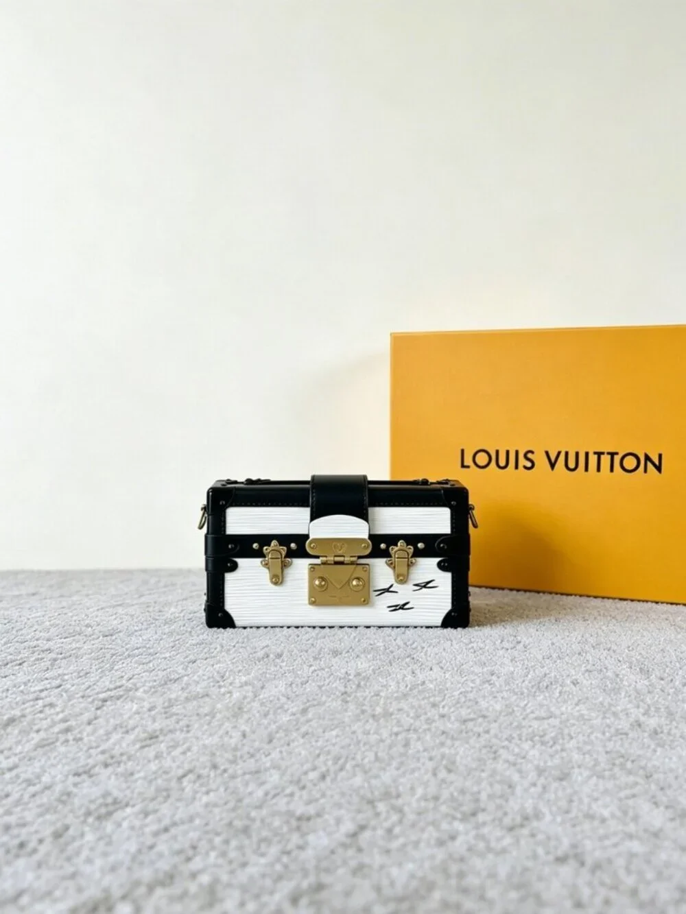 LOUIS VUITTON. 20 12